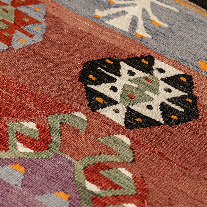 vintage uşak el dokuması kilim 2,21 m2'in resmi