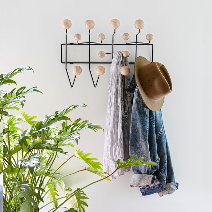 charles eames hang ıt all ahşap toplu siyah askılık resmi